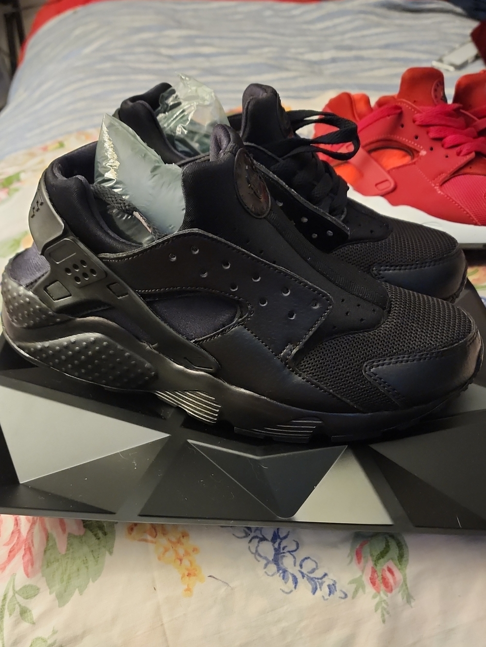 Nike Kid  Huarache Sneaker in Black